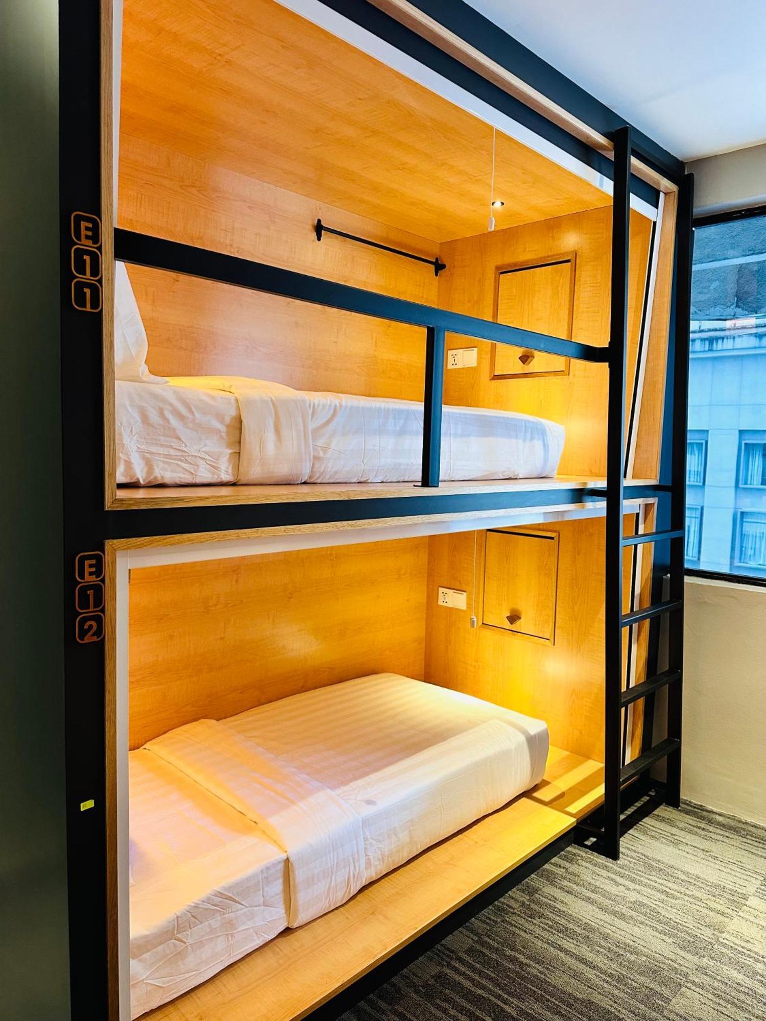 Hostel The Bed Klcc Kuala Lumpur Exterior foto